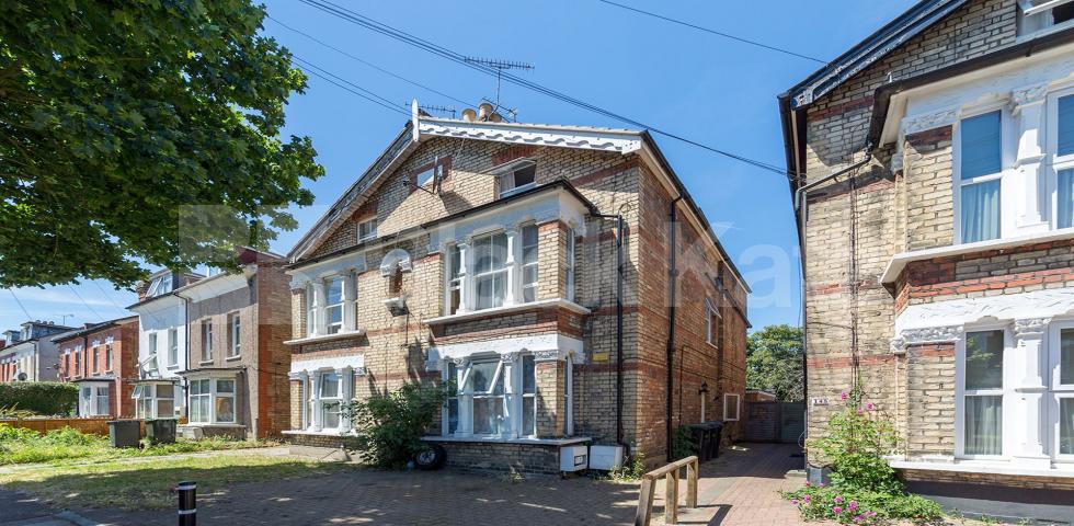 			GREAT VALUE !, 3 Bedroom, 1 bath, 1 reception Flat			 Whittington Road, Bounds Green